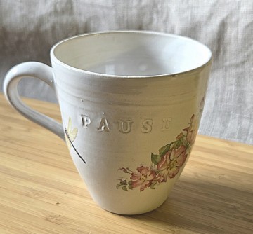 PAUSEkopp med blomst og øyenstikker