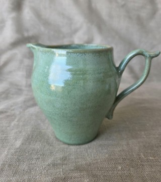 Håndlaget turkis mugge