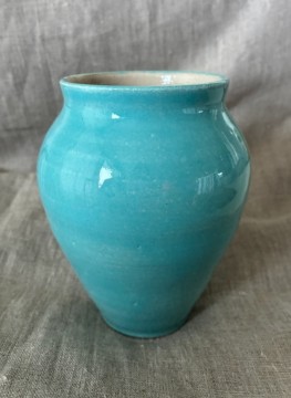 Hånddreid vase i steingods – turkis glasur