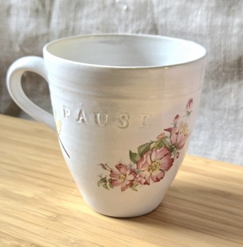 Kopp med blomst og øyenstikker