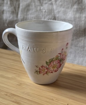 PAUSEkopp med blomst og øyenstikker