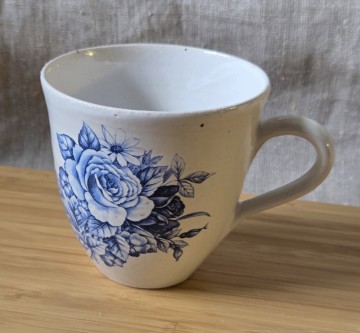 Kopp med blå blomster