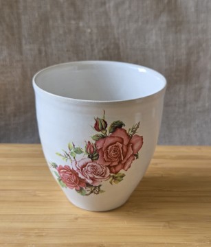 Kopp med roser uten hank