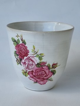 Kopp med rosa roser uten hank