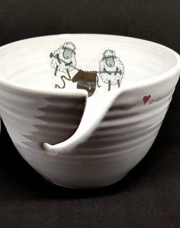Garnbolle med strikkende sauer