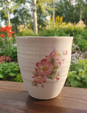 Kopp med rosa blomster