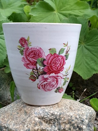 Kopp med rosa roser uten hank