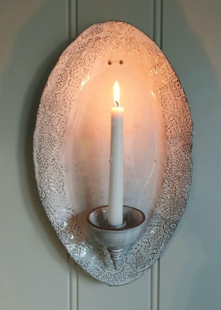 Veggfat med lysholder for stearinlys.
