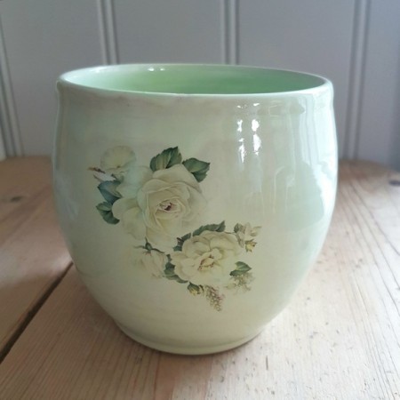 Limegrønn krukke med blomster
