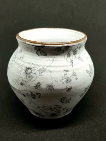 Vase med svarte blomster