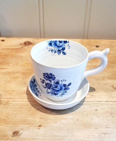 Kopp med blå blomster og skål