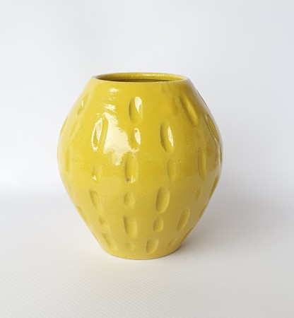 Gul vase med mønster