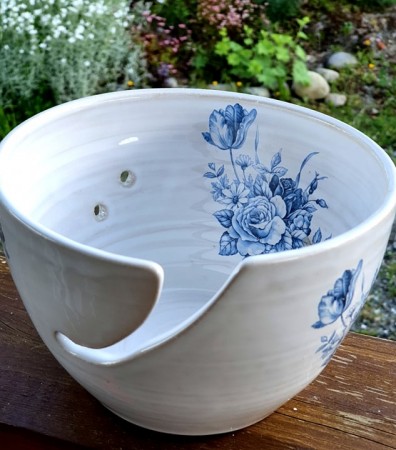 Garnbolle med blå blomster