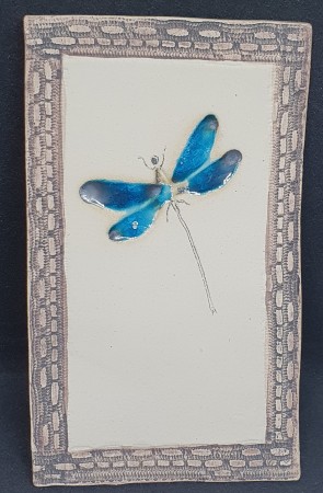 Bilde med øyenstikker av glass. L 19 cm