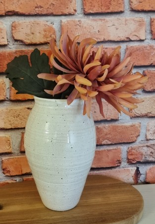 Vase - hvit med spetter