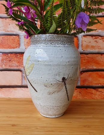 Rustikk vase med øyenstikkere - h 19