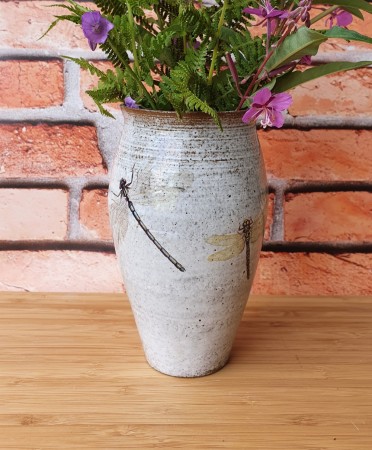 Rustikk vase med øyenstikkere