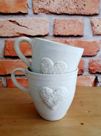 Hvit kopp med hjerte