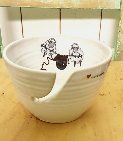 Garnbolle med strikkende sauer