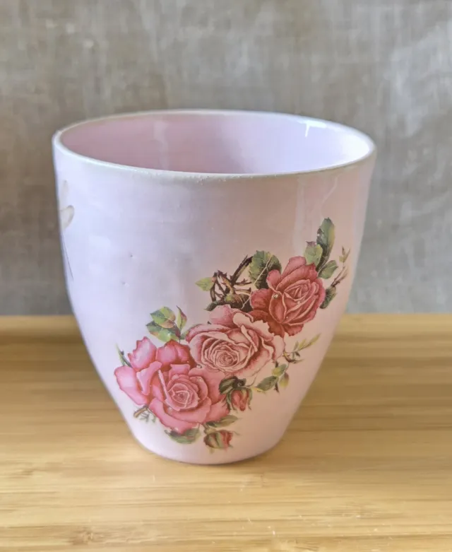 Kopp med rosa blomster og solsikke