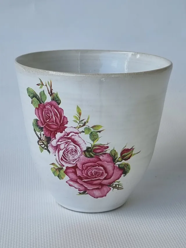 Kopp med rosa roser uten hank
